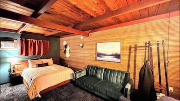 Classic Room, 1 Queen Bed | Individually decorated, desk, free WiFi, bed sheets