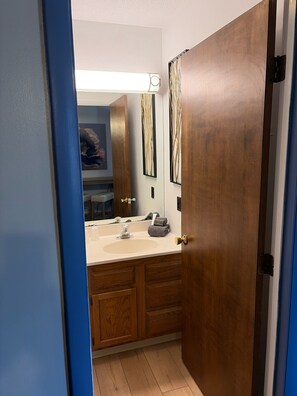 Habitación Confort, 1 cama de matrimonio grande | Baño | Ducha y bañera combinadas y toallas