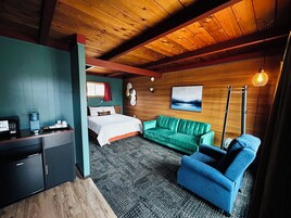 Classic Room, 1 Queen Bed | Individually decorated, desk, free WiFi, bed sheets