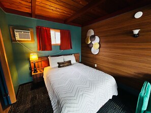 Individually decorated, desk, free WiFi, bed sheets - adoba® inn & suites (Charlevoix)