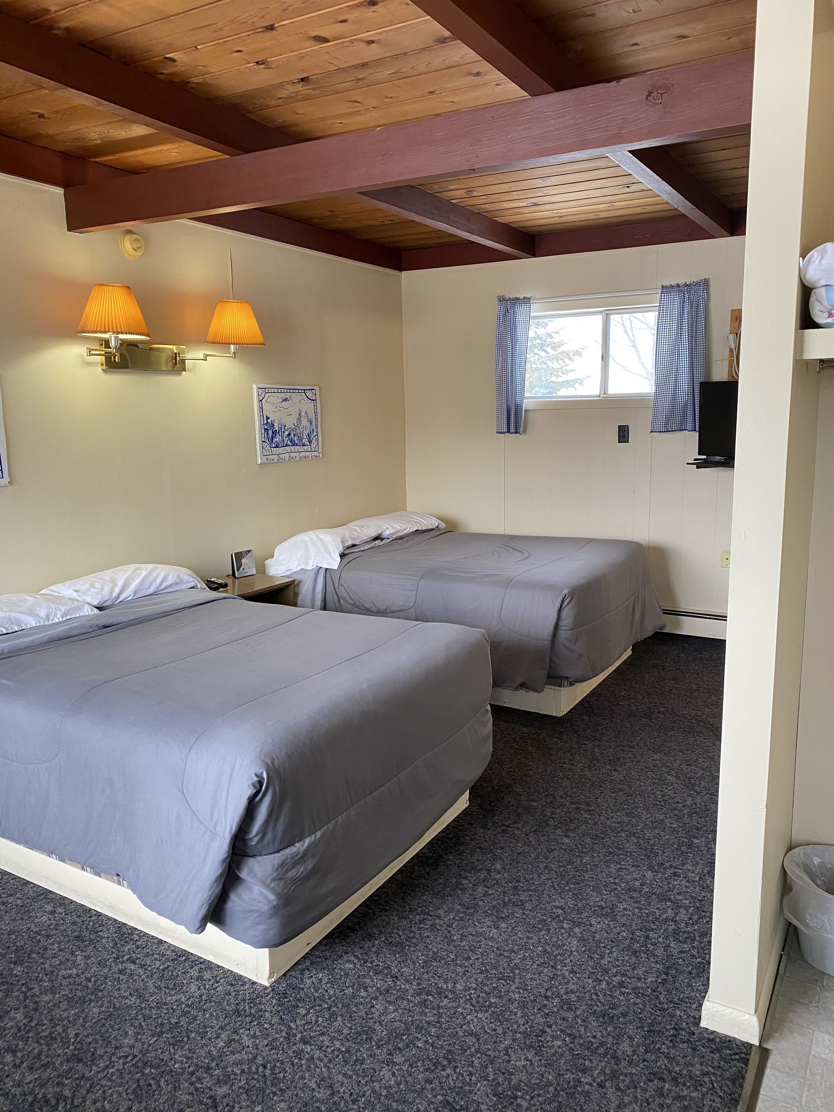 Quarto clássico, 2 camas de casal | Individualmente decorados, escrivaninha, Wi-Fi de cortesia