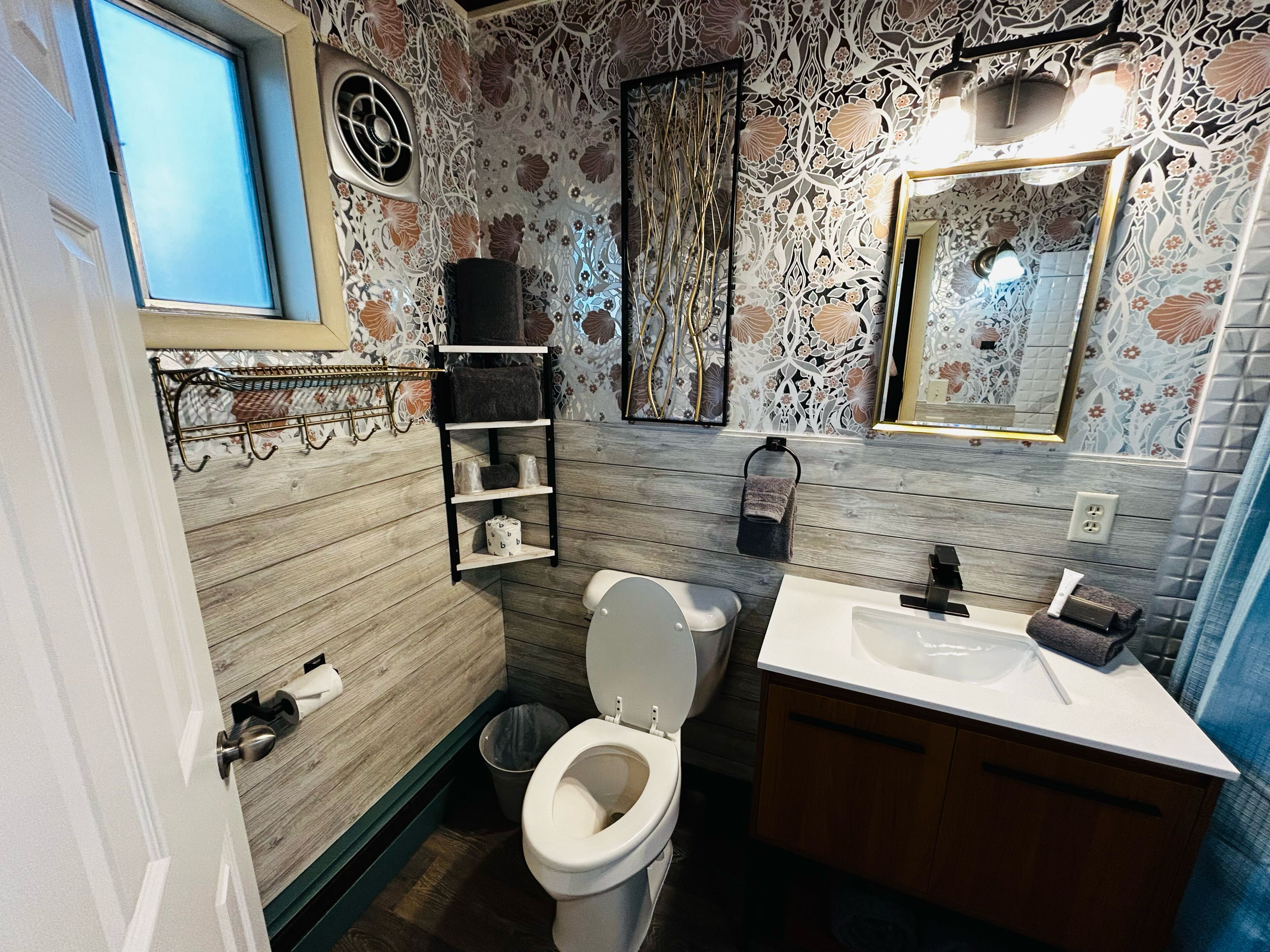 Combined shower/bathtub, towels