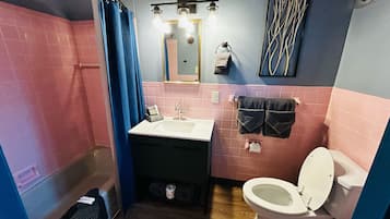 Comfort-Zimmer, 2Â Queen-Betten | Badezimmer | Duschwanne, HandtĂŒcher