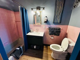 Bañera con ducha, toallas