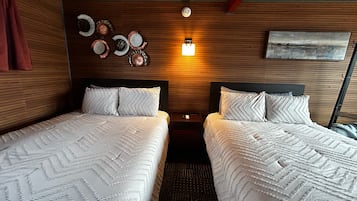 Decoración personalizada, escritorio, wifi gratis y ropa de cama