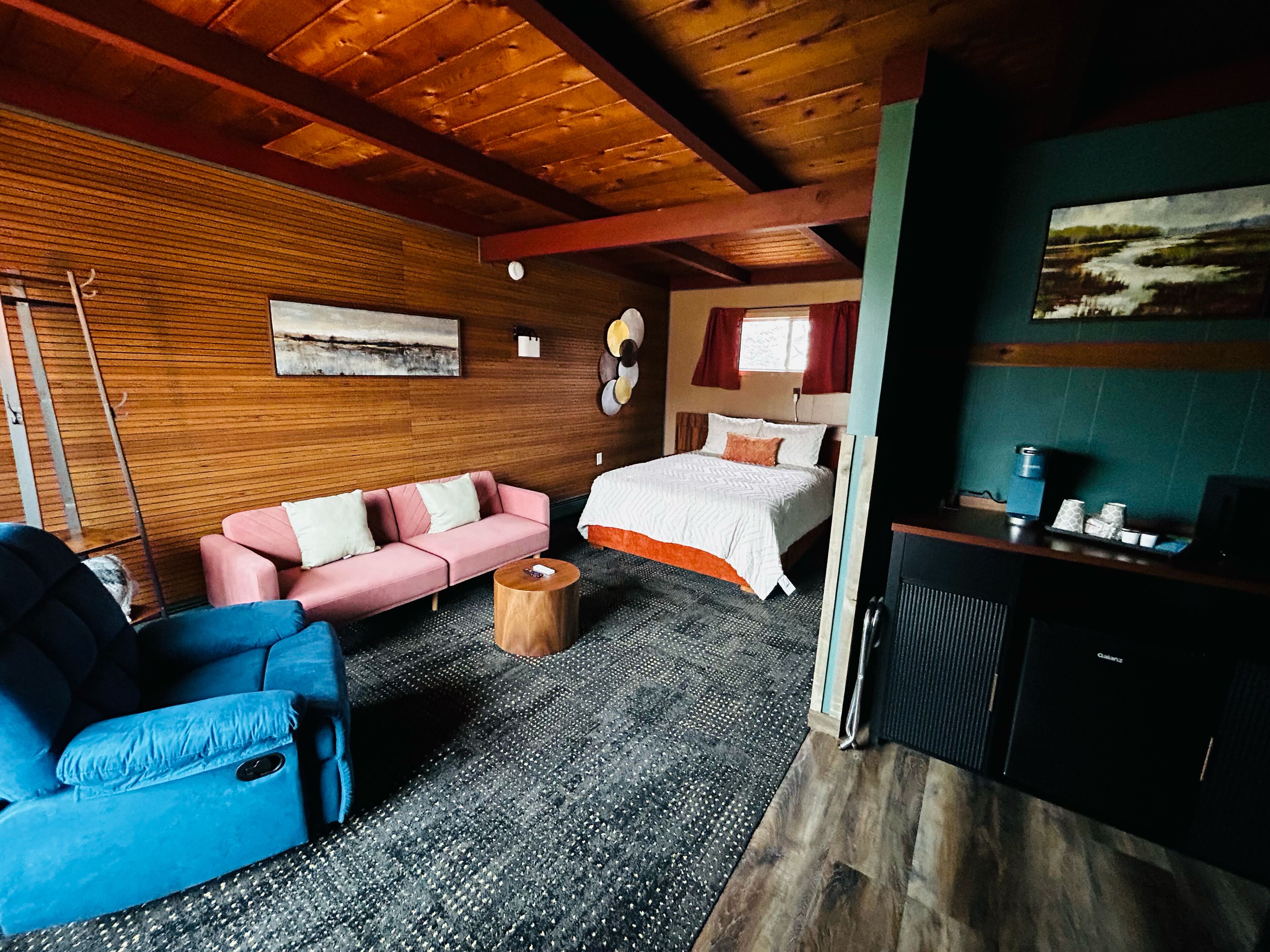 Signature Room | Individually decorated, desk, free WiFi, bed sheets