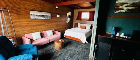 Signature Room | Individually decorated, desk, free WiFi, bed sheets