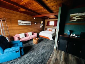 Signature Room | Individually decorated, desk, free WiFi, bed sheets - Villa Moderne Motel (Charlevoix)