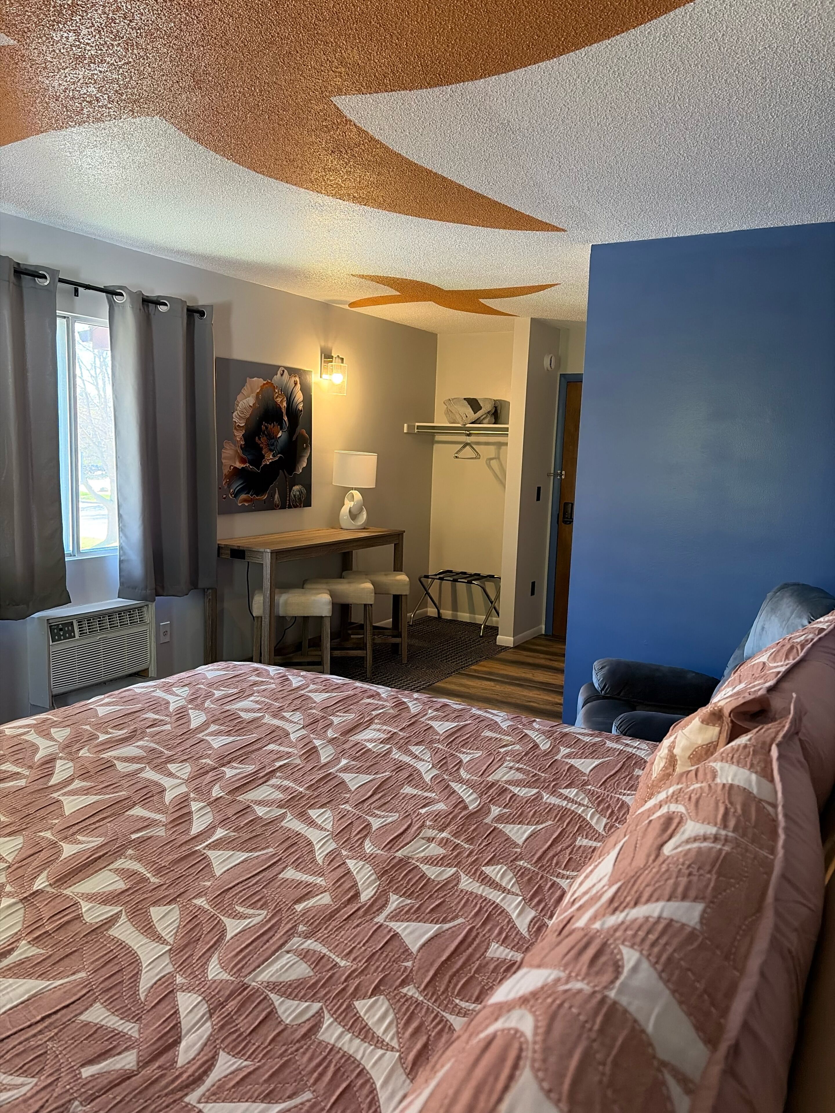 Habitación Confort, 1 cama King size | Decoración personalizada, escritorio, wifi gratis y ropa de cama 