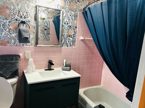 وحدات دش مع أحواض استحمام، مناشف