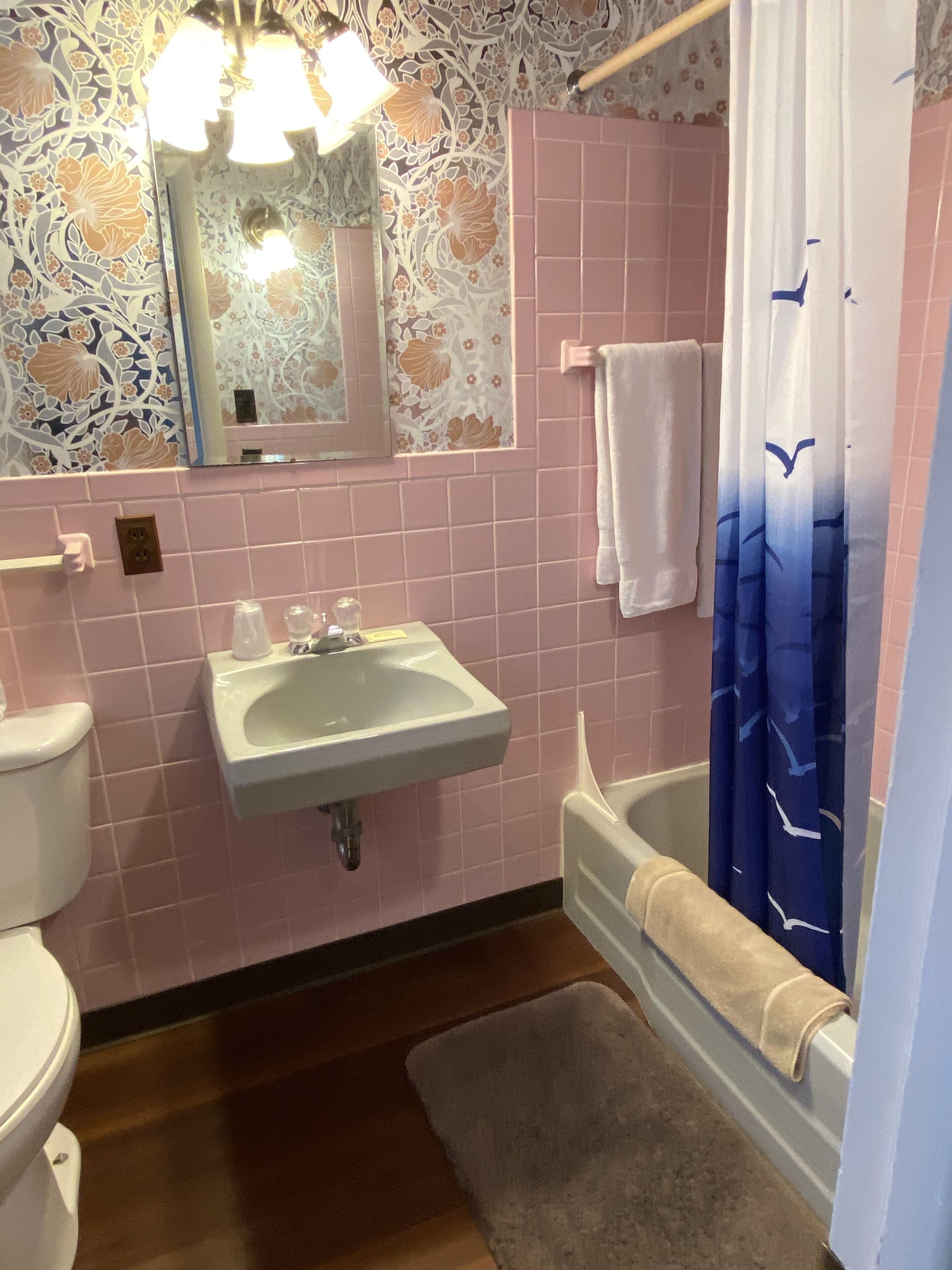 Quarto conforto, 2 camas Queen | Banheiro | Chuveiro/banheira combinados, toalhas de banho