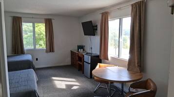 Quarto com design assinado | Individualmente decorados, escrivaninha, Wi-Fi de cortesia