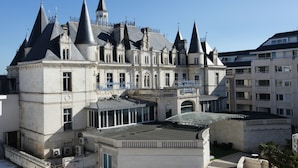 A historic building with multiple spires and a central courtyard. - VVF Résidence Arcachon (Arcachon)