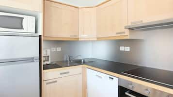 Apartment, 1 Bedroom (4 Pers) | Dapur peribadi | Peti sejuk, ketuhar gelombang mikro, mesin basuh pinggan mangkuk