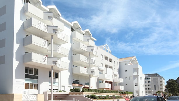 A modern multi-story residential building with balconies, a flat roof, and a clear blue sky. - VVF Résidence Arcachon (Arcachon)