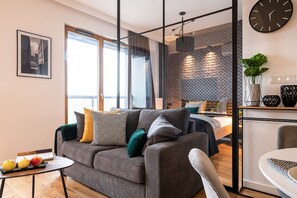 Suite monolocale Deluxe, 1 letto matrimoniale con divano letto | Con stile personalizzato, con arredamento individuale