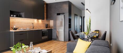 Deluxe Apartment (Bulwar 10) | Private kitchen | Fridge, oven, stovetop, electric kettle