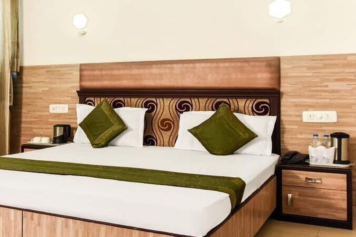 Luxury Room, 1 Double Bed | Blackout drapes, soundproofing, free WiFi, bed sheets