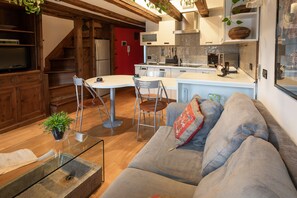 อพาร์ทเมนท์, ระเบียง | ห้องนั่งเล่น | ทีวีจอแบน