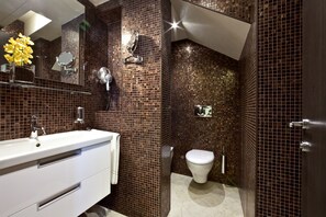 Habitación clásica doble | Baño | Ducha, secador de pelo, bidé y toallas