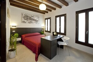 ห้องคลาสสิกดับเบิล | ตู้นิรภัยในห้องพัก, โต๊ะทำงาน, พื้นที่ทำงานแบบใช้แล็ปท็อป