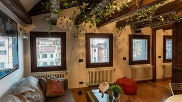 Appartamento, terrazzo | Soggiorno | TV a schermo piatto