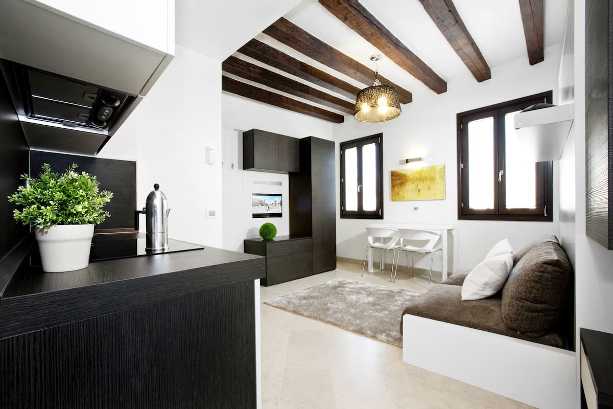 Habitación doble, cocineta | Sala de estar | Televisión de pantalla plana