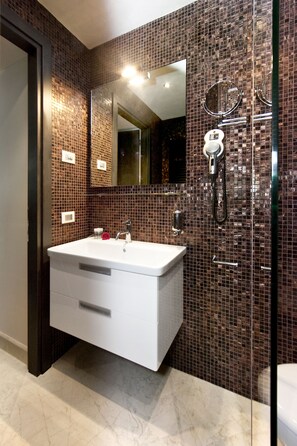 Classic Double Room | Bathroom sink - Margherita House Venice (Venice)