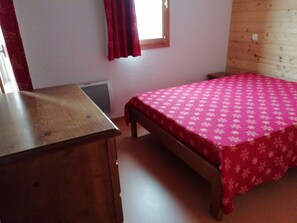 Individually furnished, blackout drapes, free WiFi, bed sheets