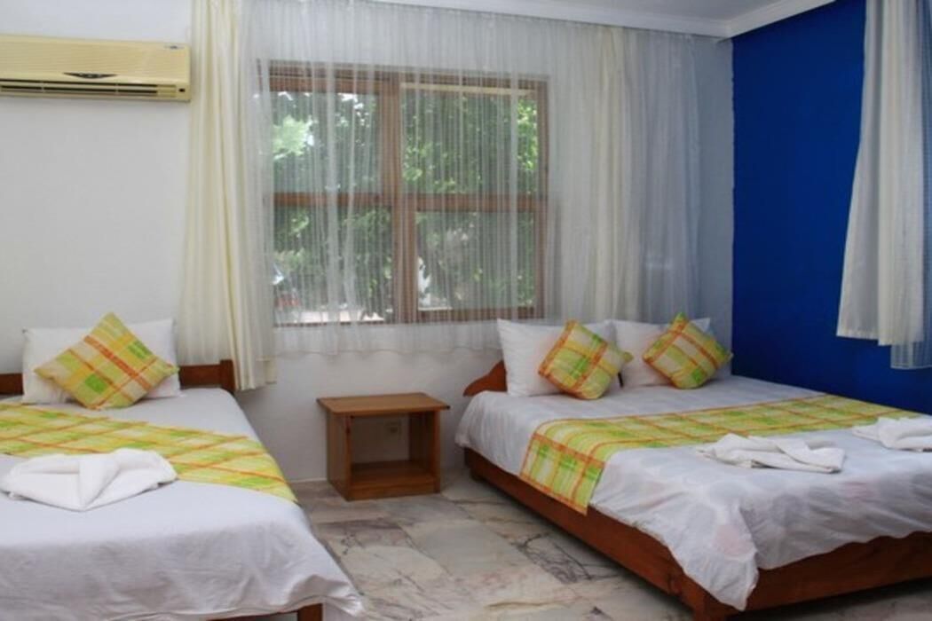 Premium bedding, laptop workspace, soundproofing, WiFi (free)