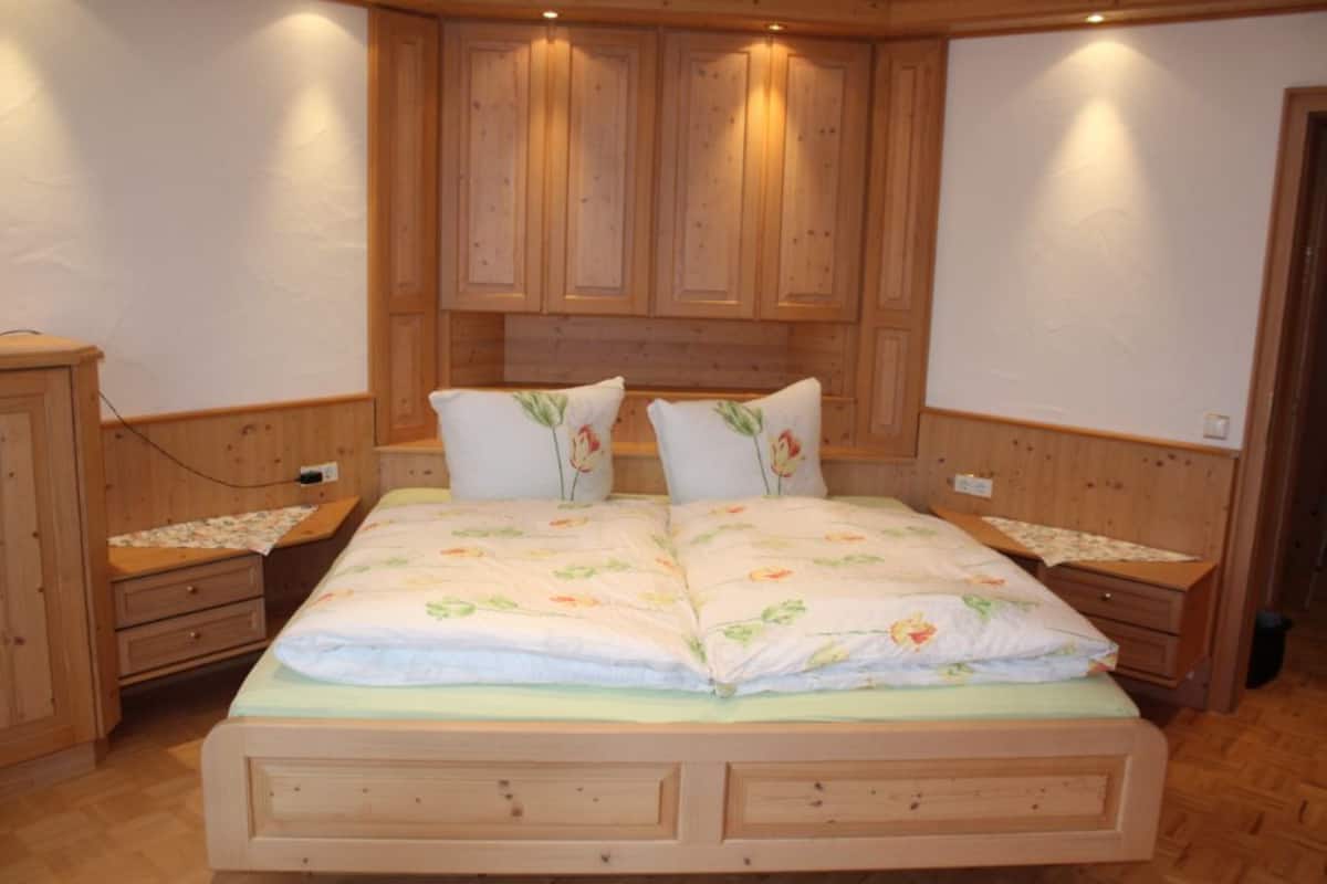 Apartment (Ferienwohnung 6) | Allergikerbettwaren, Schreibtisch, Verdunkelungsvorhänge