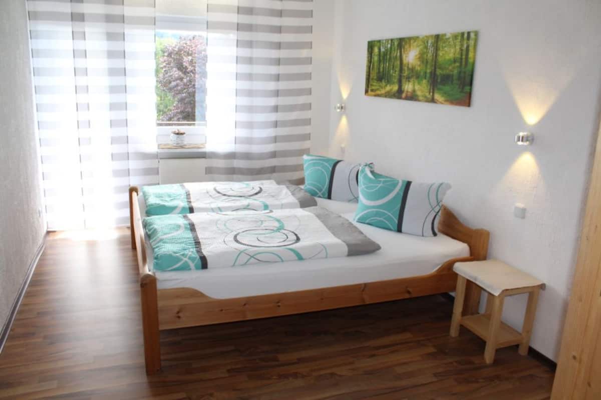 Apartment (Ferienwohnung 8) | Allergikerbettwaren, Schreibtisch, Verdunkelungsvorhänge