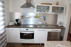 Lägenhet (Ferienwohnung 8) | Eget kök | Kylskåp, mikrovågsugn, spishäll och kaffe- och tebryggare