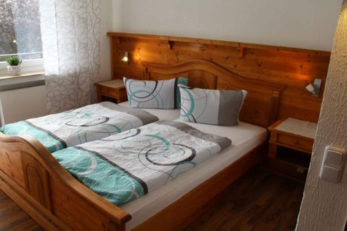 Apartment (Ferienwohnung 7) | Allergikerbettwaren, Schreibtisch, Verdunkelungsvorhänge