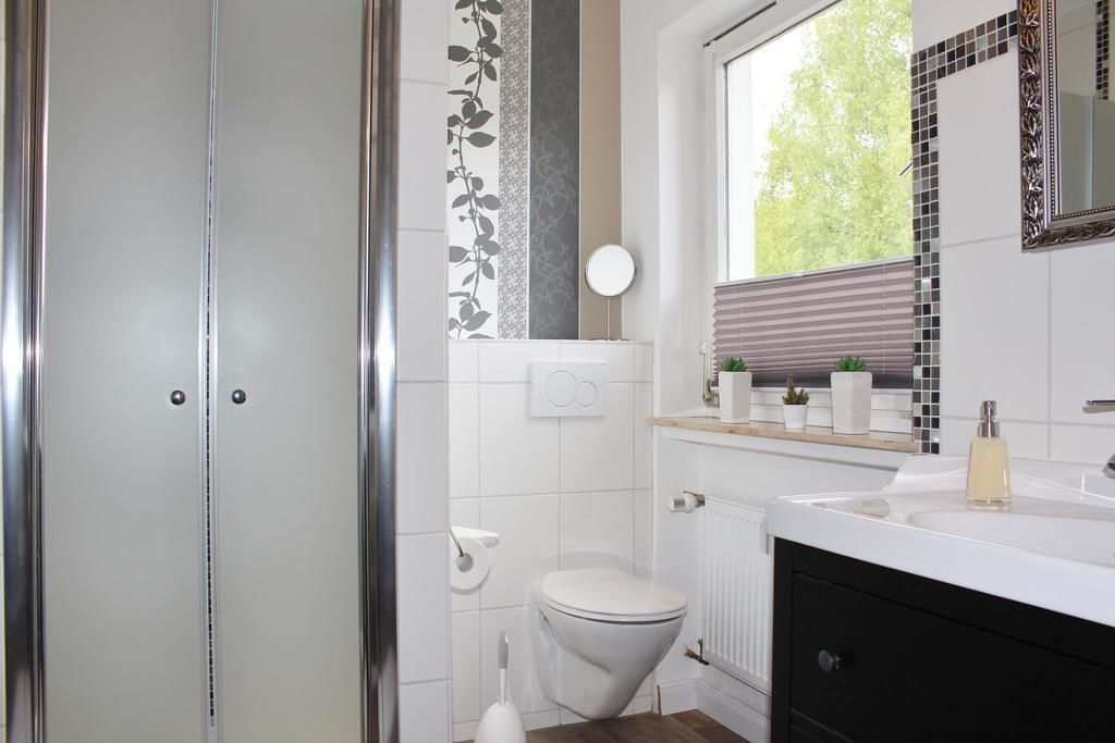 Deep-soaking bathtub, hair dryer, towels