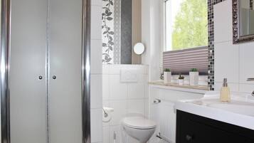 Deep-soaking bathtub, hair dryer, towels