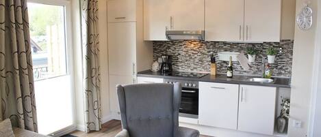 Een flatscreentelevisie en een dvd-speler