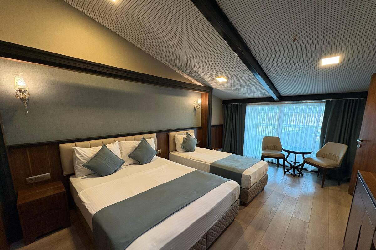 Connected Family Room | 高档床上用品、迷你吧、客房内保险箱、遮光窗帘
