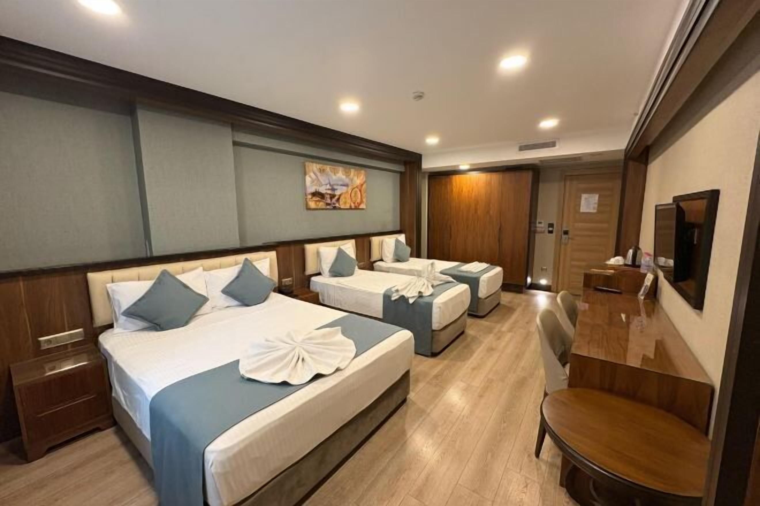 Roupas de cama premium, frigobar, cofres nos quartos, cortinas blackout