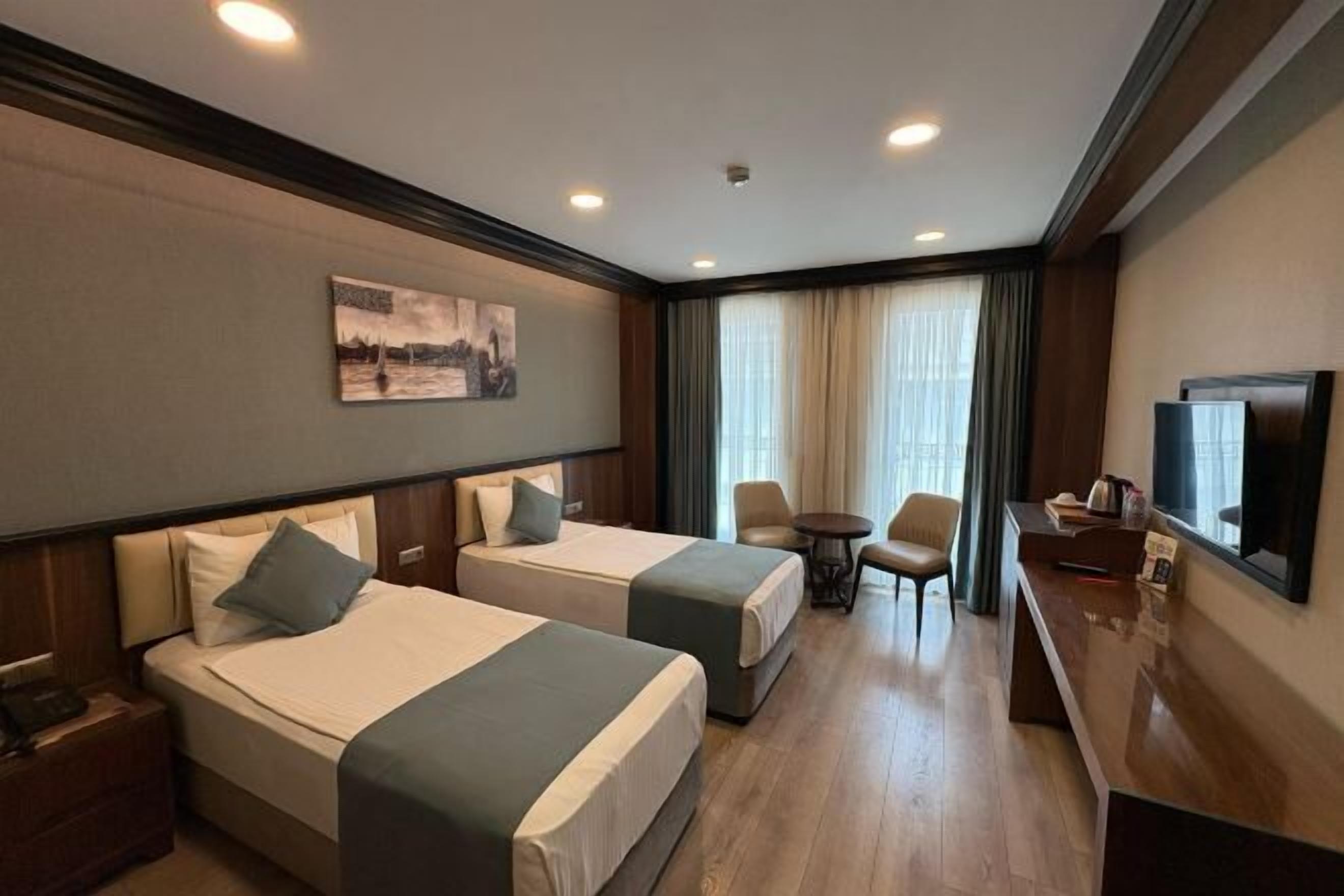 Roupas de cama premium, frigobar, cofres nos quartos, cortinas blackout