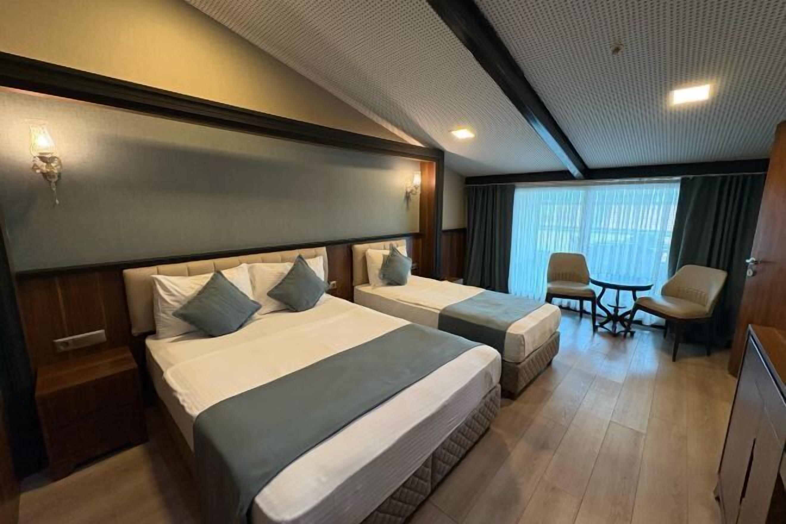 Roupas de cama premium, frigobar, cofres nos quartos, cortinas blackout