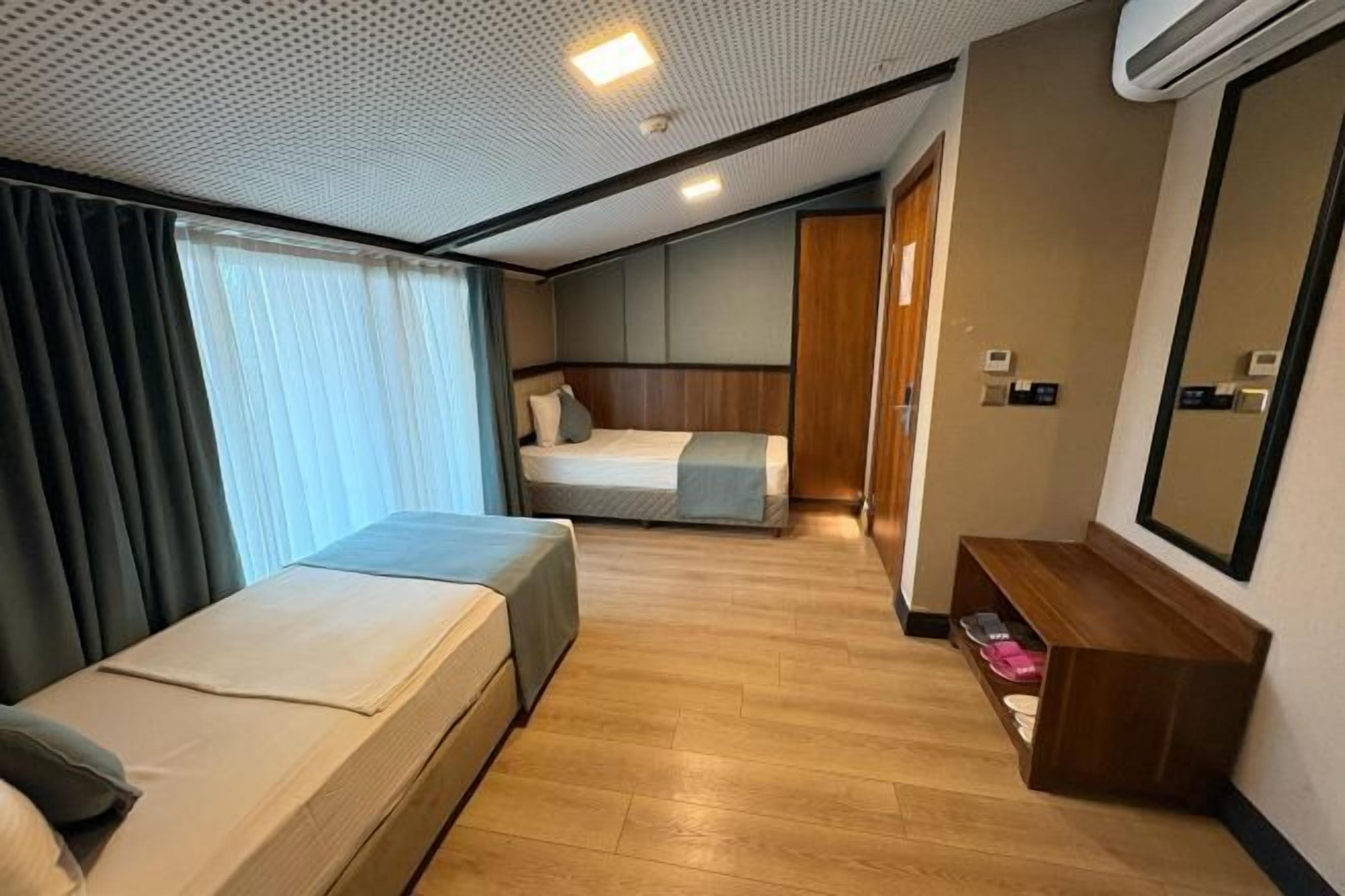 Peralatan tempat tidur premium, bar mini, peti besi dalam bilik 