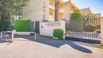 A gated entrance to a building with a sign reading "Les Eucalyptus."