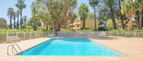 Außenpool (je nach Saison geöffnet), Liegestühle