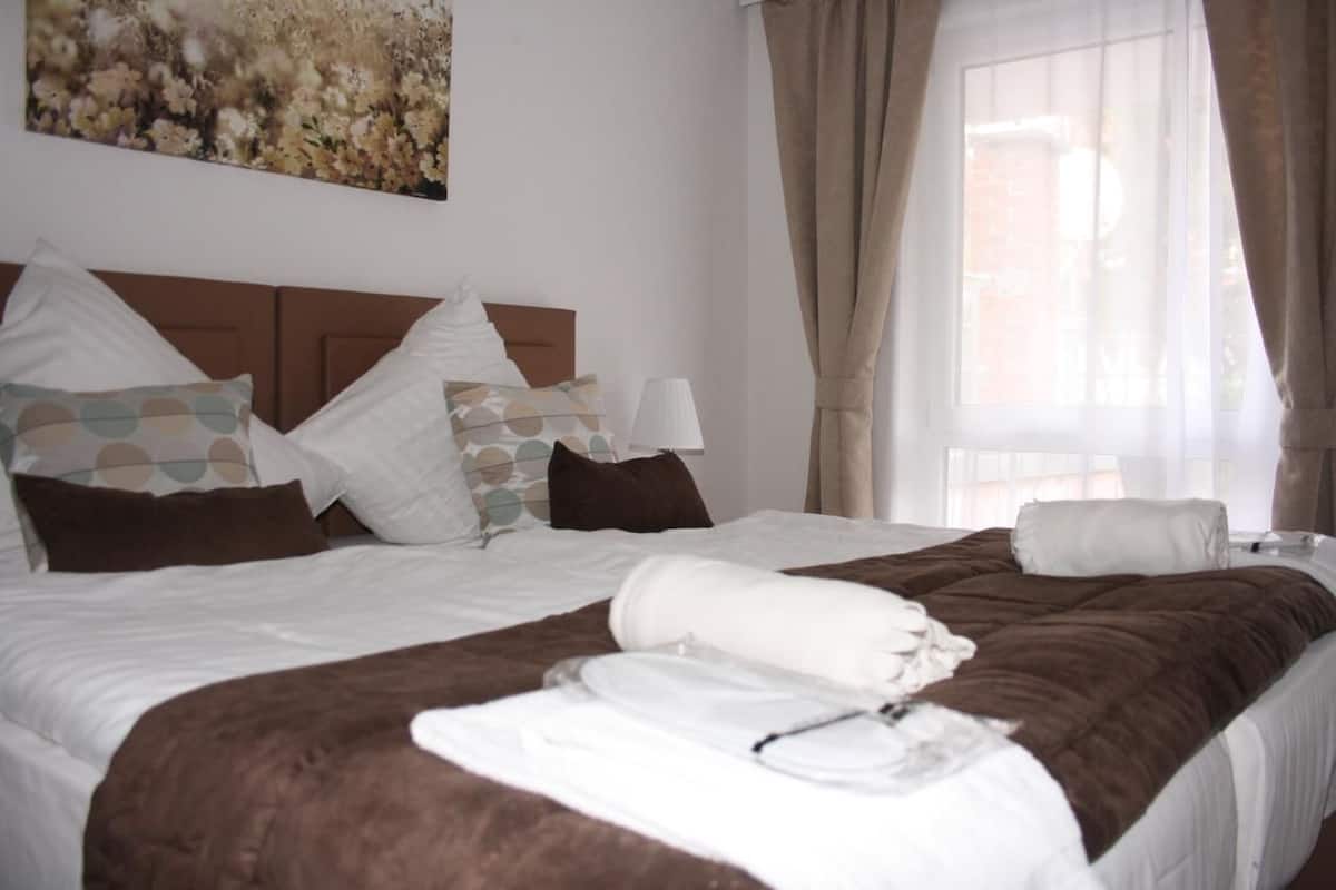 Kamar Double | Meja kerja, kedap suara, tempat tidur bayi gratis, dan Wi-Fi gratis