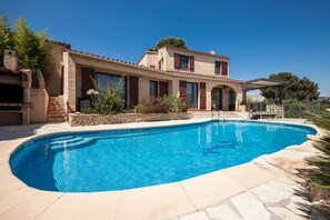 Outdoor pool, pool umbrellas, sun loungers