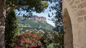 Unclassified image, 2 of 55, button - La Demeure Insoupconnée (Cassis)