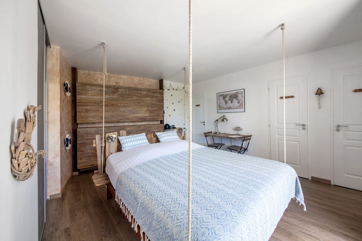 Habitación superior, Terraza, vista parcial al mar (Entre Terre et Mer) | Caja de seguridad en la habitación y decoración personalizada