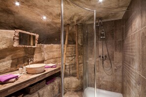 Suite junior, Terraza, vista parcial al mar (Ivresse des Sens) | Baño | Amenidades de baño gratuitas, secadora de cabello, toallas, jabón 