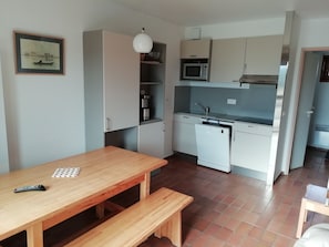 Apartamento | Cocina privada | Frigorífico, microondas, placa de cocina y lavavajillas